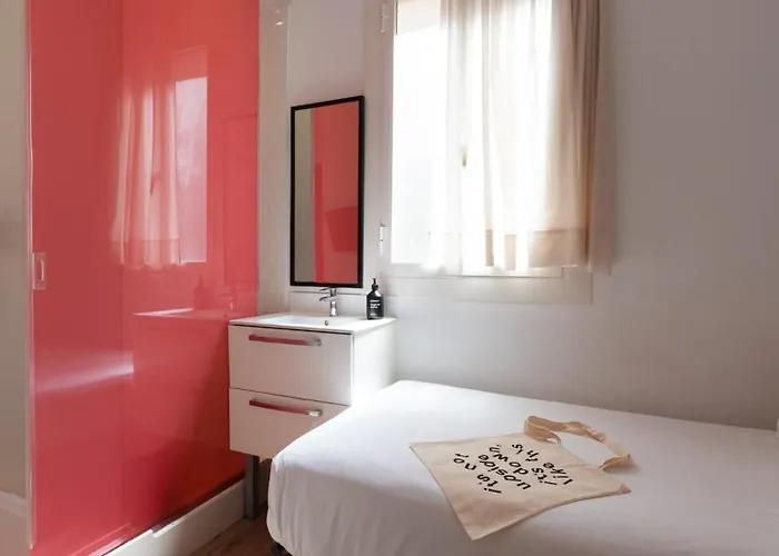 Chic & Basic Tallers Hostal Barcelona
